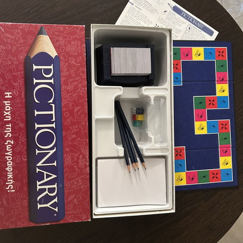 Pictionary board game The Battle of Drawing like new, 14+