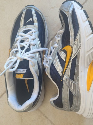 Nike Initiator αθλητικά νούμερο 40 σαν καινούργια, φορεμένα ελάχιστα