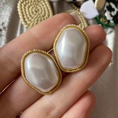 Earrings new, very elegant