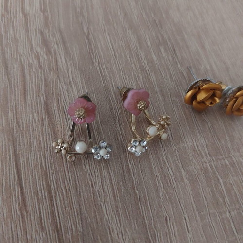 Set of four pairs of earrings like new, black and gold