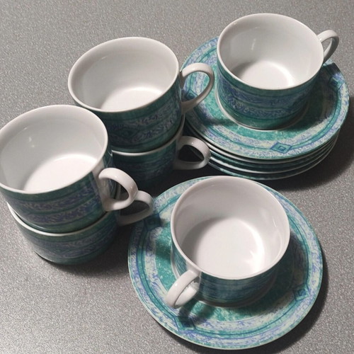 Porcelain tea cup set like new, 6 cups with saucers