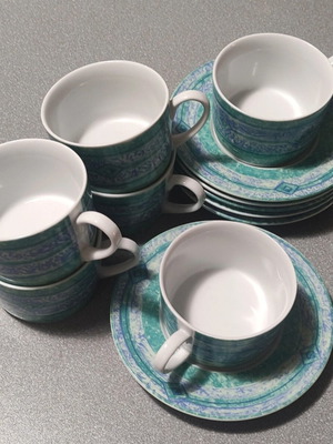 Porcelain tea cup set like new, 6 cups with saucers