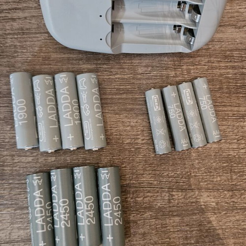 Stenkol charger and 12 Ladda rechargeable batteries like new
