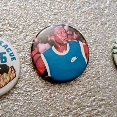 90's pins like new, set of 21 pieces