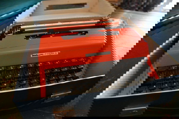 Olivetti Lettera 32 – Ρετρό Φορητή Γραφομηχανή με Ελληνικό Πληκτρολόγιο