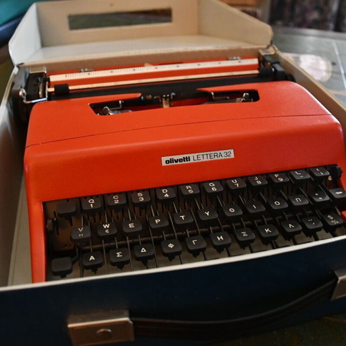 Olivetti Lettera 32 retro portable typewriter like new with Greek keyboard