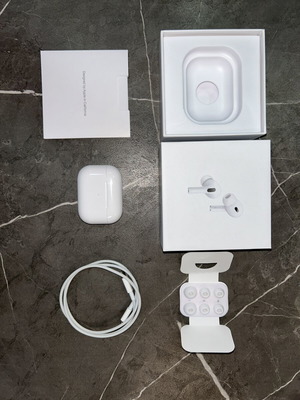 AirPods Pro 2 like new with charging cable and lightning port