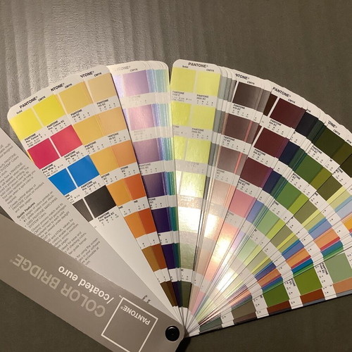 Pantone professional graphic designer bag like new with 7 Pantone guides