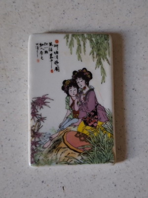 Μαγνητάκι Κινεζικό Πορσελάνινο μεταχειρισμένο με αναπαράσταση «Καλλονές σε Κήπο»