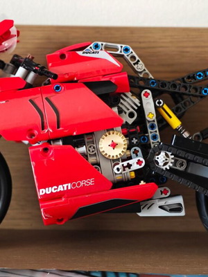 Lego Ducati 42107 μεταχειρισμένο χωρίς βάση και κουτί