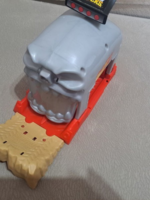 Hot Wheels Monster Trucks Bone Shaker launcher set like new