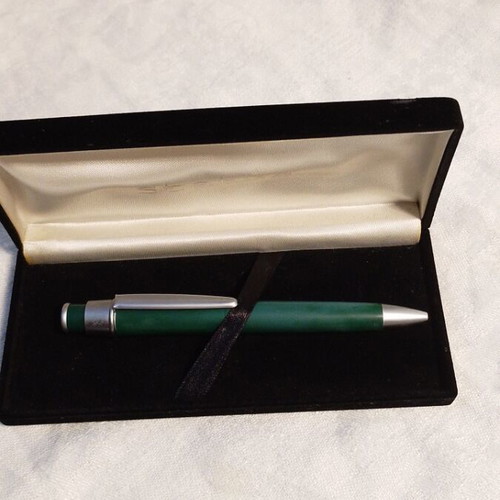 Vintage pen Status in case like new, green metal