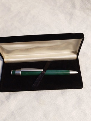 Vintage pen Status in case like new, green metal