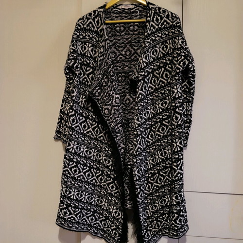 Asymmetric cardigan used with boho style, black and white