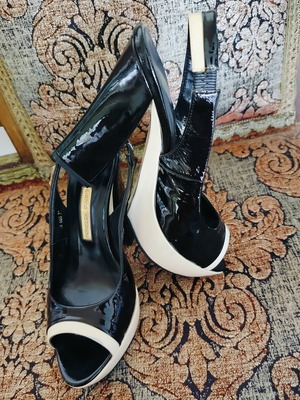 Gianna Kazakou peep toe sandals size 39, new, 12 cm heel, black and beige
