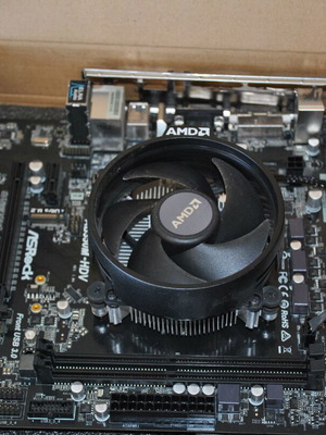 Motherboard με επεξεργαστή AB350M-AMD Ryzen 2200G σαν καινούργιο