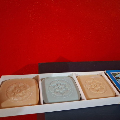 Vintage Antonio Puig SA Luxury Floral Soaps set of 6, like new