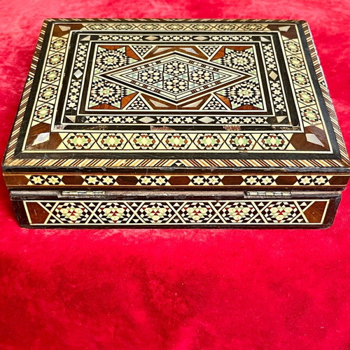 Ξύλινο κουτί vintage 1960s με mother of pearl marquetry από τη Μέση Ανατολή μεταχειρισμένο