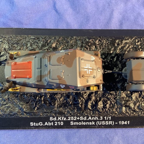 Sd.Kfz.252 model with Sd.Anh.3 trailer like new, 1:72 scale