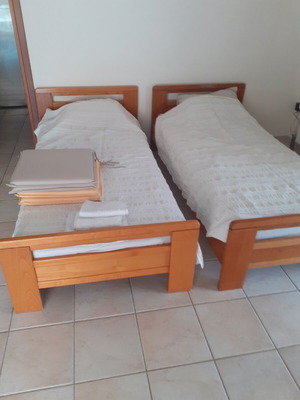Bunk bed with ladder solid wood like new, 1m x 2m