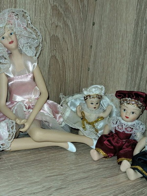 Porcelain dolls set like new