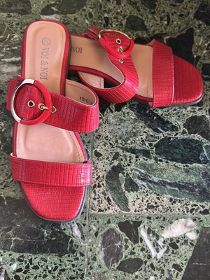 Voi Noi red sandals like new, size 38