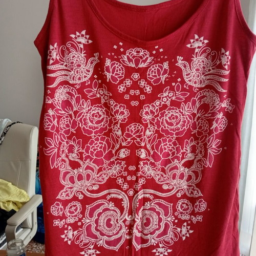 Red and white casual tank top, size M