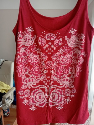 Red and white casual tank top, size M
