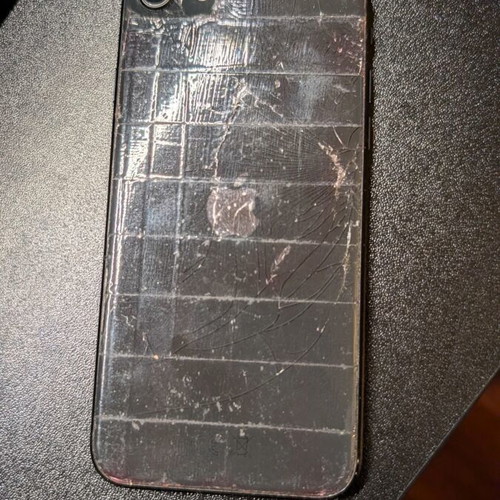 Iphone SE 2020 128GB used with battery health 100% and broken back