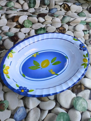 Set of 4 plastic plates like new, various sizes, ideal for fruit