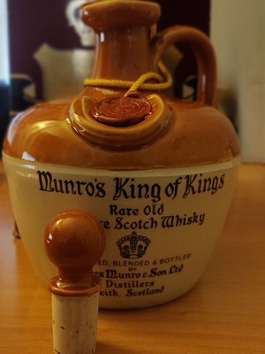 Munro's King of Kings σφραγισμένο κεραμικό μπουκάλι ουίσκι