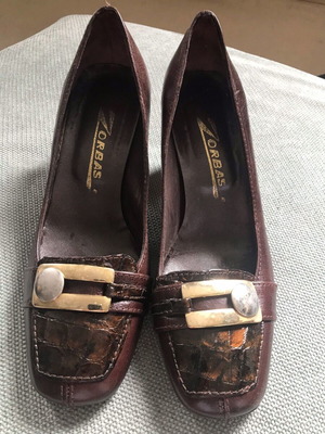 Zorbas Brown Pumps like new Size 38 with Metal Detail