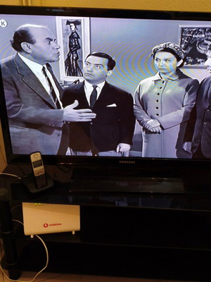 Τηλεόραση Samsung Plasma 43” και τραπεζάκι TV σαν καινούργια