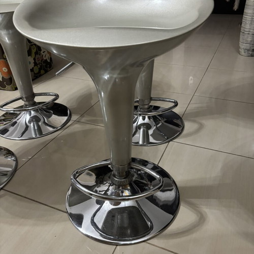 Bar stools set of 4 used, silver with chrome base