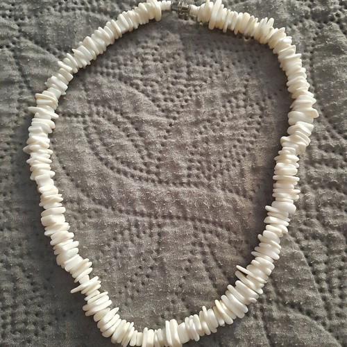 Shell necklace new with steel screw clasp, white beige
