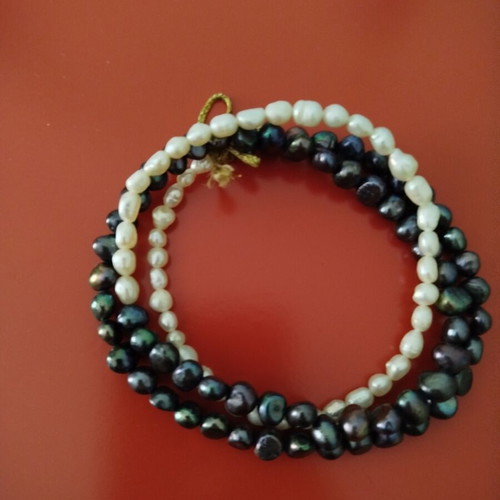 Necklace with natural cultured pearls, like new, black and white