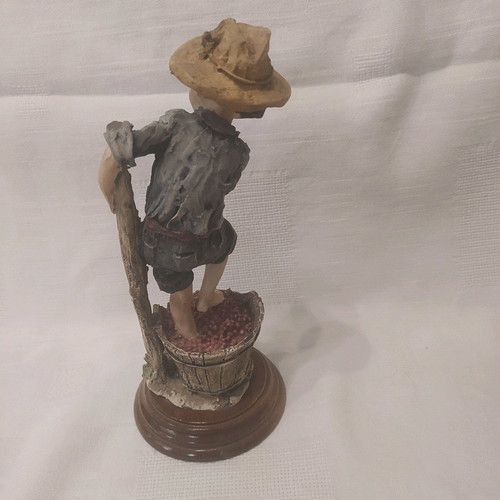 Decorative figures like new, Italian porcelain with wooden base
