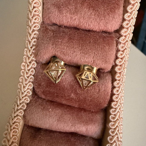 Diamond-shaped earrings new