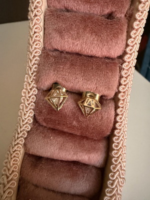 Diamond-shaped earrings new