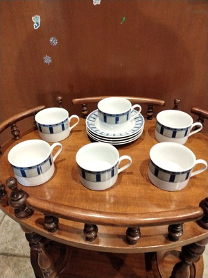 Porcelain coffee or tea set like new with 6 cups and 4 saucers