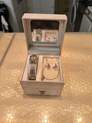 Women's watch set with jewelry new, pink and white