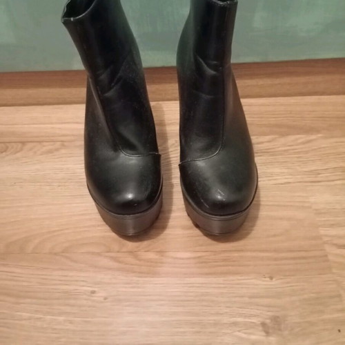 Boots with heel black like new
