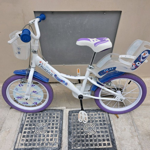 Frozen bicycle like new with training wheels for ages 3-8