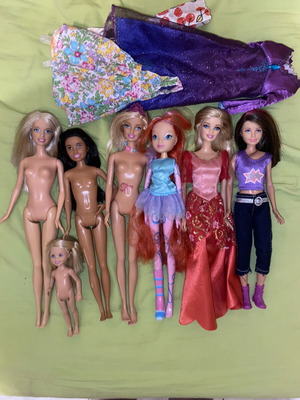 Barbie bundle of dolls and clothes