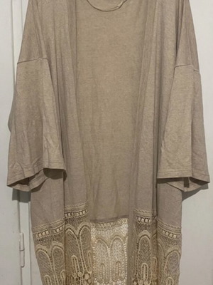 Beige kimono like new with lace and bell sleeves