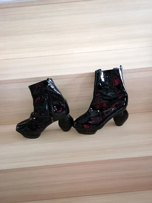 Innovative black patent leather ankle boots with round heels, size 39, like new