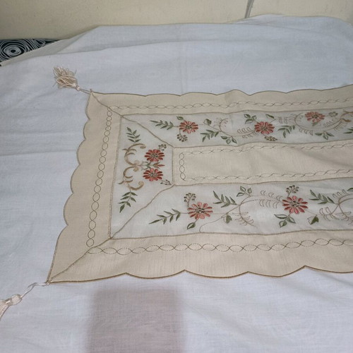 Set of embroidered decorative pieces like new, 1 rectangular and 2 squares