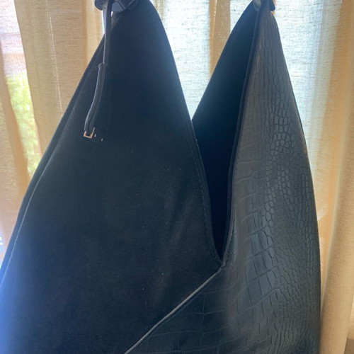 Black shoulder bag like new with crocodile faux leather and suede