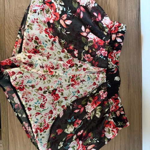 Women's summer shorts like new, size M, black multicolor