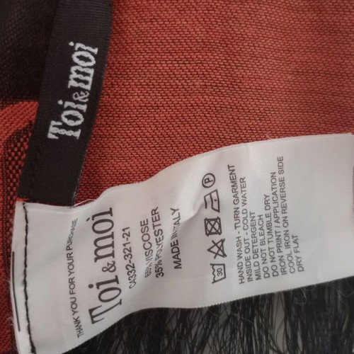 Toi&Moi scarf like new with geometric patterns and fringes